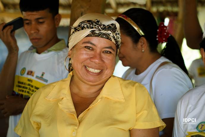 Mujer sonriente durante un encuentro comunitario