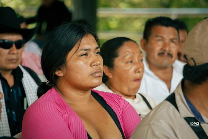 Mujer indígena participa en una asamblea comunitaria