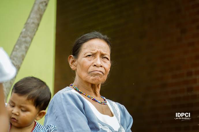 Mayora indígena junto a un niño de su comunidad