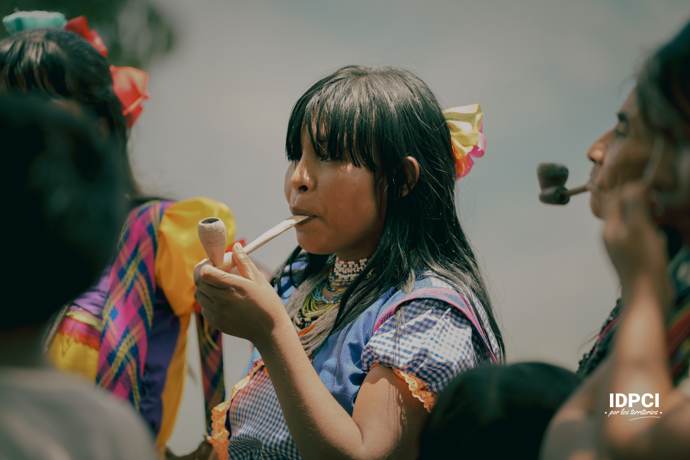 Joven participa en práctica tradicional con pipa ceremonial