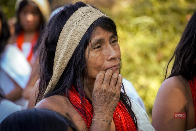 Mayora con tejido tradicional de fique y collares rojos