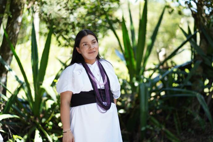 Mujer arhuaca con vestido tradicional blanco