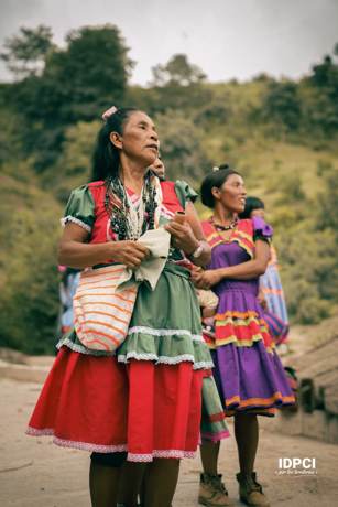 Mujeres con vestidos tradicionales durante un ritual