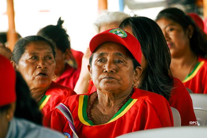 Mayoras wayuu participan en un encuentro comunitario