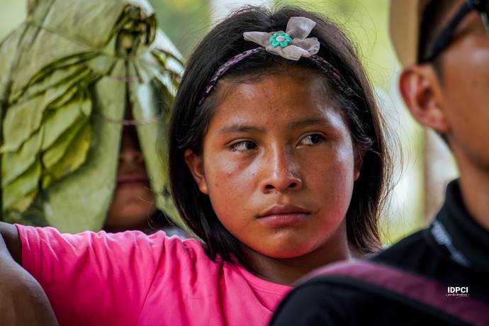 Niña indígena en un encuentro comunitario