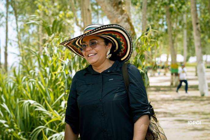 Lideresa con sombrero vueltiao en el territorio