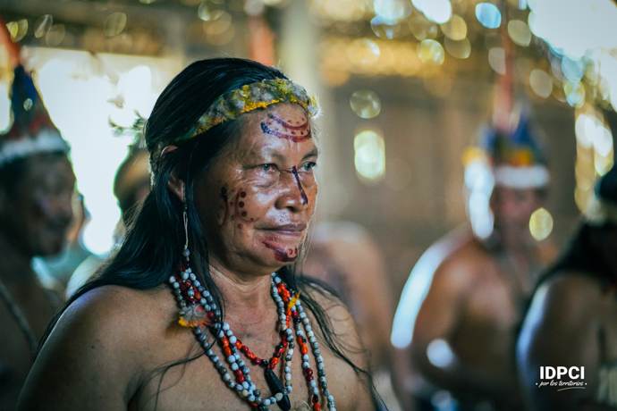 Mayora con corona de plumas en ceremonia tradicional