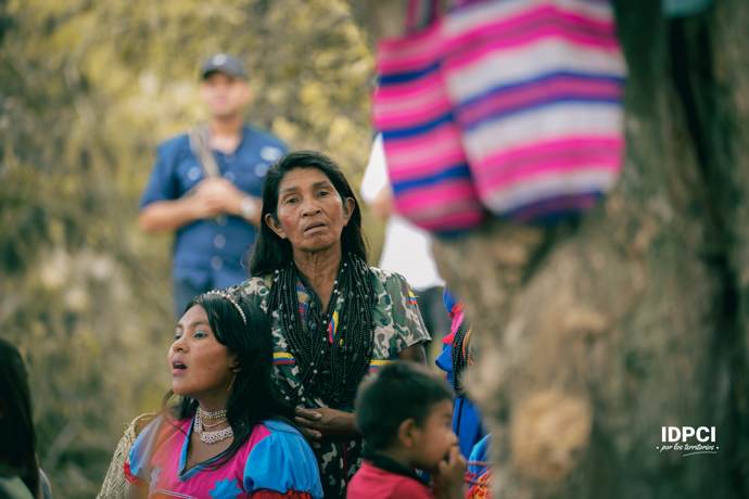 Mujer con collares tradicionales en el territorio